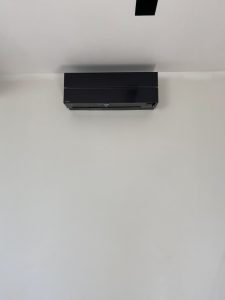 Juodas oro kondicionierius