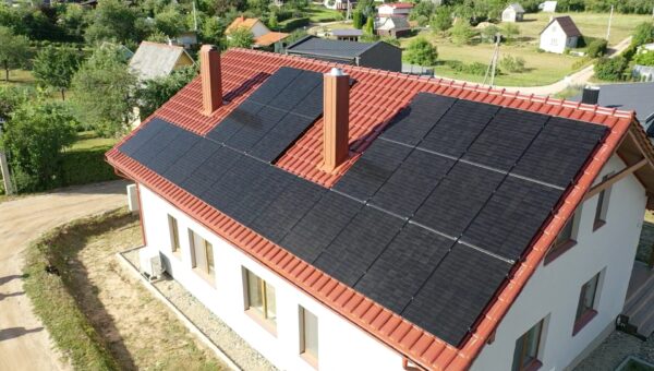 Saulės elektrinės montavimas ant čerpių stogo