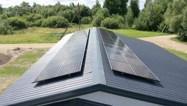 Saulės elektrinė ant šiferio stogo