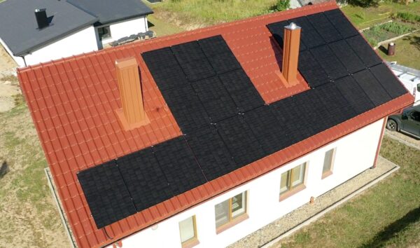 Saulės elektrinės įrengimas čerpių stogui