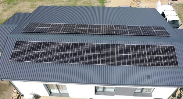 Saulės elektrinės montavimas šiferio stogui