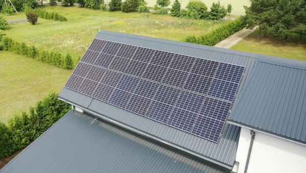 Saulės elektrinės montavimas skardos stogas